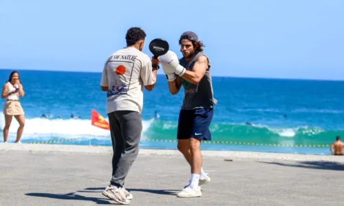 
				
					Chay Suede exibe músculos em treino às vésperas de 'Mania de Você'
				
				