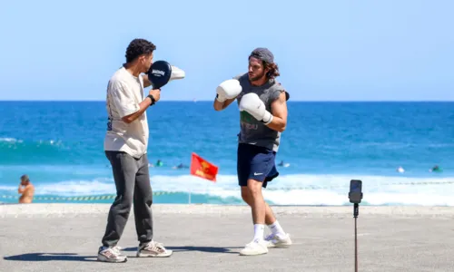 
				
					Chay Suede exibe músculos em treino às vésperas de 'Mania de Você'
				
				