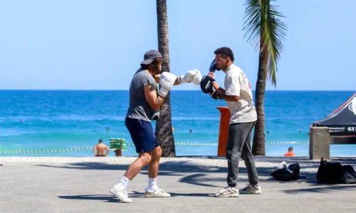 
				
					Chay Suede exibe músculos em treino às vésperas de 'Mania de Você'
				
				