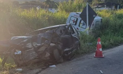 
				
					Cinco pessoas ficam feridas após carro colidir em ambulância na BA-651
				
				