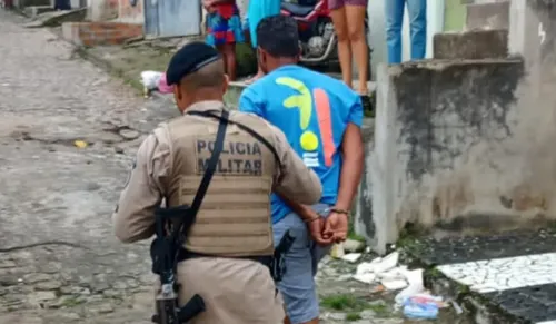 
				
					Cinco policiais são presos por ameaças a eleitores na Bahia
				
				