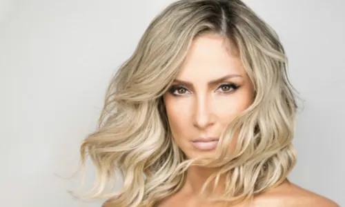 
				
					Claudia Leitte reflete erros na carreira: 'Nem sempre dá certo'
				
				