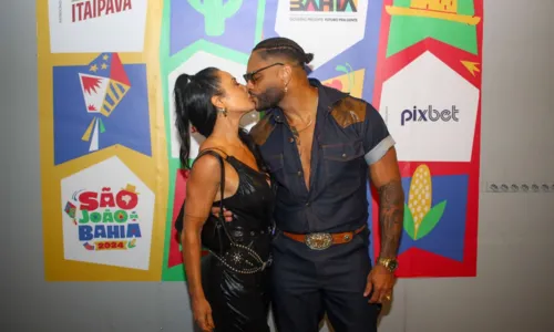 
				
					Com look country, Scheila Carvalho tieta marido durante show na Bahia
				
				