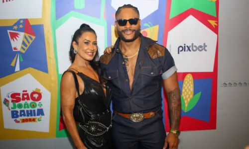 
				
					Com look country, Scheila Carvalho tieta marido durante show na Bahia
				
				