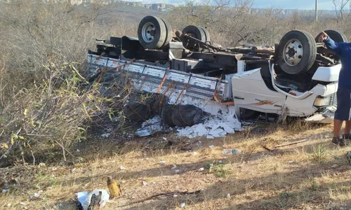 
				
					Comerciante de 53 anos morre em acidente com caminhão no norte da BA
				
				