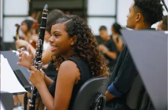 
				
					Crianças e adolescentes recebem aulas de música gratuitas na Bahia
				
				