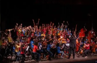 
				
					Crianças e adolescentes recebem aulas de música gratuitas na Bahia
				
				