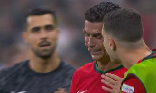 
				
					Cristiano Ronaldo cai no choro após perder pênalti na Eurocopa
				
				