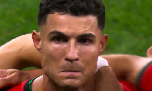 
				
					Cristiano Ronaldo cai no choro após perder pênalti na Eurocopa
				
				