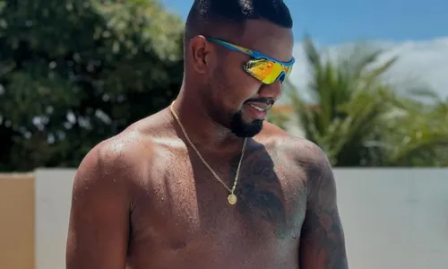 
					Davi Brito sensualiza só de sunga e divide opiniões; assista
				
				