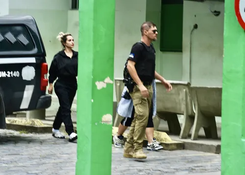 
				
					Deolane Bezerra chega chorando em presídio de Recife; VÍDEO
				
				