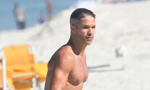 
				
					Diego Ribas é visto em praia e tanquinho chama atenção; veja fotos
				
				