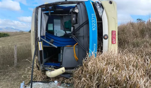 
				
					Dois homens morrem após ônibus capotar na BR-030
				
				