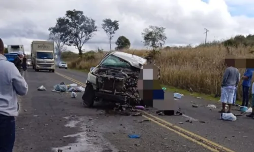 
				
					Dois morrem e três pessoas ficam feridas em acidente na Bahia
				
				