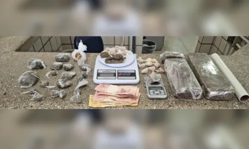 
				
					Dois suspeitos de tráfico de drogas são presos em Teixeira de Freitas
				
				