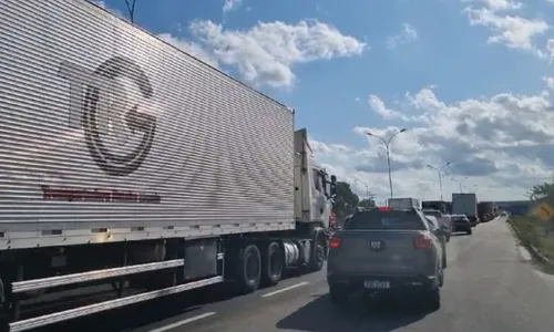 
				
					Dois tombamentos com caminhões são registrados em Feira de Santana
				
				