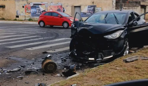 
				
					Duas jovens ficam feridas após carro bater em uma caçamba na Bahia
				
				