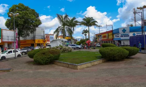 
				
					Duas pessoas são assassinadas em estabelecimento comercial na Bahia
				
				