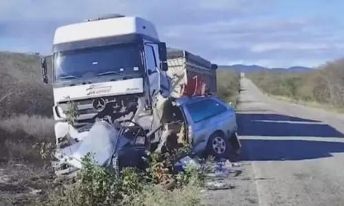 
				
					Duas pessoas morrem após carro bater em um caminhão na BA-026
				
				