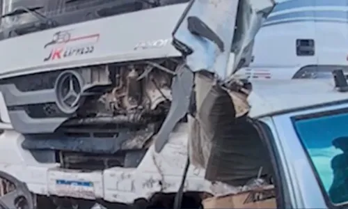 
				
					Duas pessoas morrem após carro bater em um caminhão em rodovia na BA
				
				