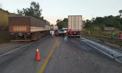 
				
					Duas pessoas morrem em acidente envolvendo carro e caminhão na Bahia
				
				