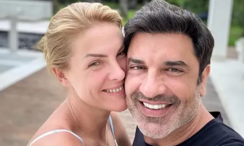 
				
					Edu Guedes e Ana Hickmann ficam noivos durante viagem romântica
				
				