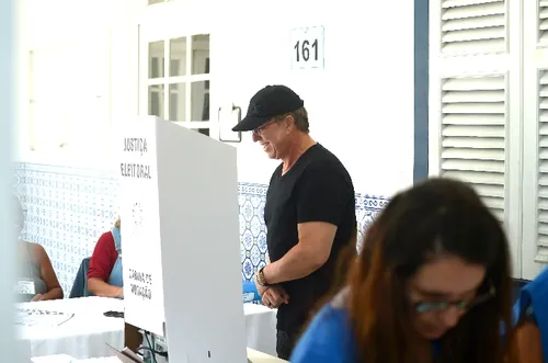 
				
					Eleições 2024: famosos vão às urnas em todo o Brasil; veja fotos
				
				