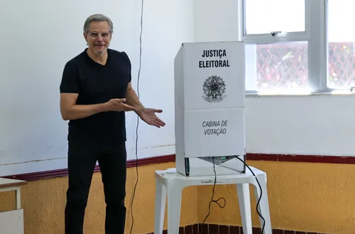 
				
					Eleições 2024: famosos vão às urnas em todo o Brasil; veja fotos
				
				