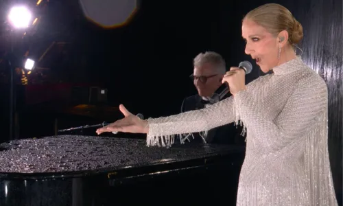 
				
					Emoção! Céline Dion encerra cerimônia de abertura da Olimpíada
				
				