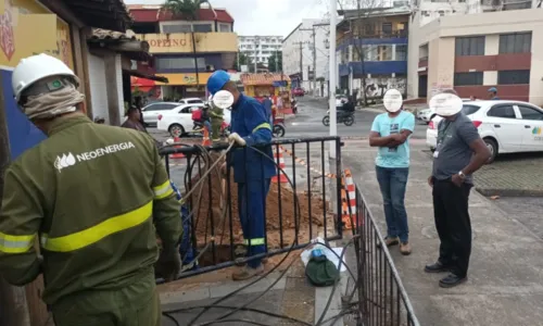 
				
					Estabelecimentos são flagrados com 'gato' que abasteceria 400 casas
				
				