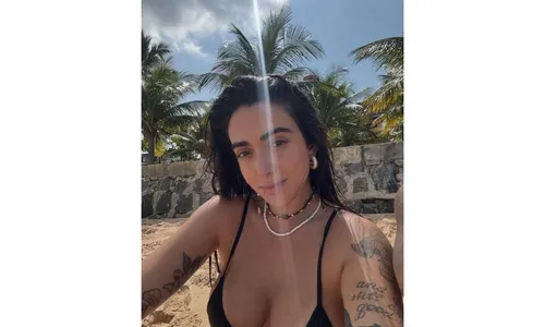 
				
					Ex-BBB Giovanna Lima abre álbum de fotos na Bahia e Pizane se declara
				
				