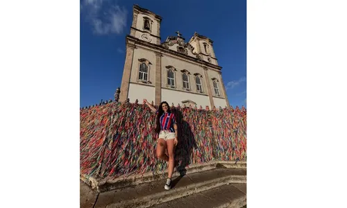 
				
					Ex-BBB Giovanna Lima abre álbum de fotos na Bahia e Pizane se declara
				
				