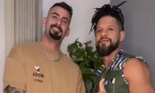 
				
					Ex-BBBs Juninho e Nizam agitam web com foto sem roupa
				
				