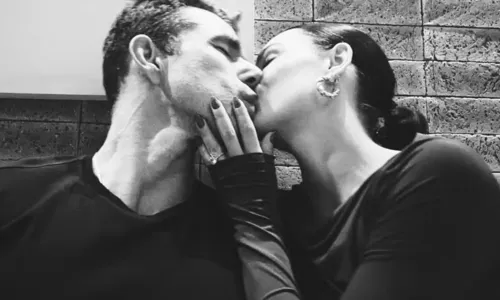 
				
					Ex de Wanessa Camargo celebra aniversário com beijão em Isís Valverde
				
				