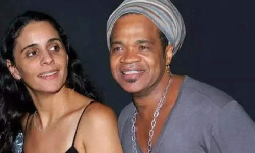 
				
					Ex-esposa de Carlinhos Brown faz rara aparição ao lado de filhas no RJ
				
				