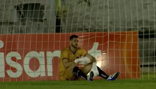 
				
					Ex-goleiro do Vitória leva gol que 'Pelé não fez' e desaba; assista
				
				