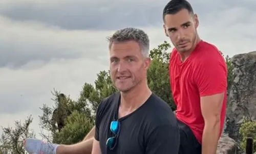 
					Michael Schumacher aparece pela primeira vez após 11 anos de acidente
				
				