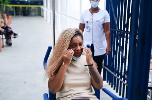 
				
					FOTOS: Cariúcha chora ao deixar hospital usando cadeira de rodas
				
				