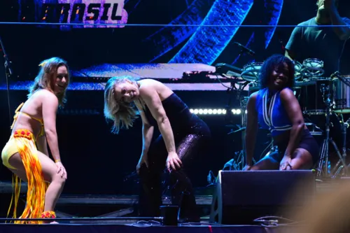 
				
					FOTOS: Sheila Mello dança em show do É O Tchan e ganha surpresa
				
				