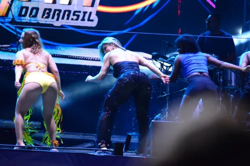 
				
					FOTOS: Sheila Mello dança em show do É O Tchan e ganha surpresa
				
				