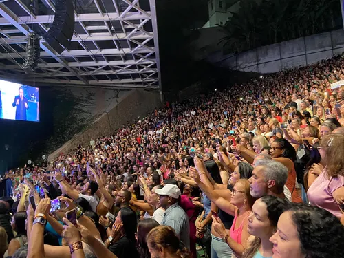 
				
					Fábio Jr. leva cinco mil fãs à Concha Acústica com show surpreendente
				
				