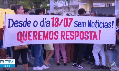 
				
					Familiares e amigos de adolescente desaparecido protestam em Ilhéus
				
				