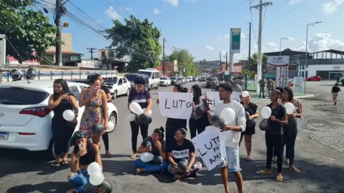 
				
					Familiares e amigos protestam após morte de jovem em ação da PM na BA
				
				