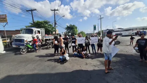 
				
					Familiares e amigos protestam após morte de jovem em ação da PM na BA
				
				