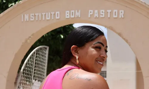 
				
					Fãs de Deolane Bezerra fazem tatuagens em protesto contra prisão
				
				