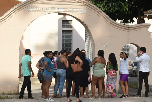 
				
					Fãs de Deolane se reúnem na porta de presídio onde está ex-A Fazenda
				
				