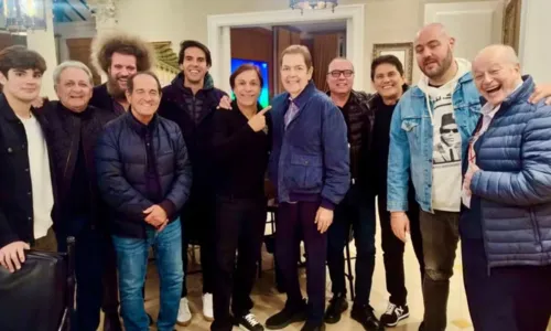 
				
					Faustão reúne amigos famosos em noite de pizza 1 ano após transplante
				
				