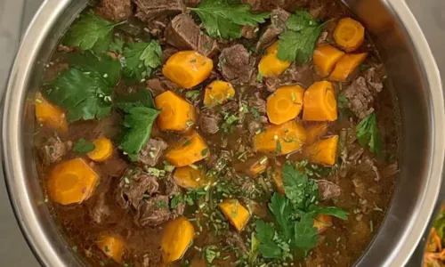 
				
					Feijoada ao brigadeiro: o que atletas do Brasil comeram nas Olimpíadas
				
				