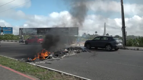 
				
					Feira de Santana: Avenida Nóide Cerqueira é liberada após manifestação
				
				