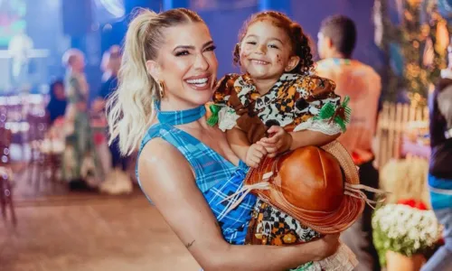 
				
					Filha de Lore Improta e Léo Santana rouba a cena em festa de São João
				
				